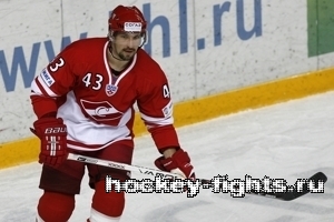 Ярослав Обшут сломал руку во время хоккейной драки